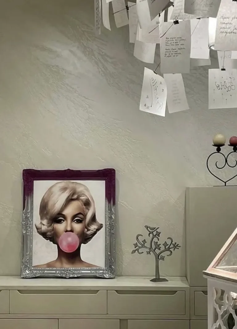 Customer photo of Marilyn Monroe // Framed Canvas